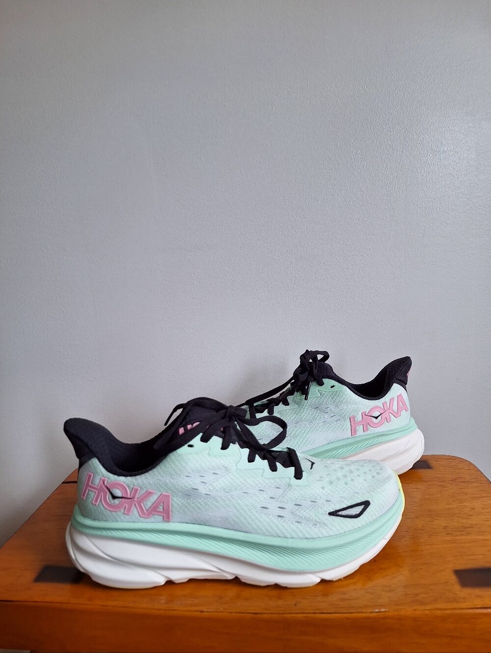 Hoka  Clifton 9 Women's Mint Fluorite with Snow Melt white Size 7B - Picture 2 of 12